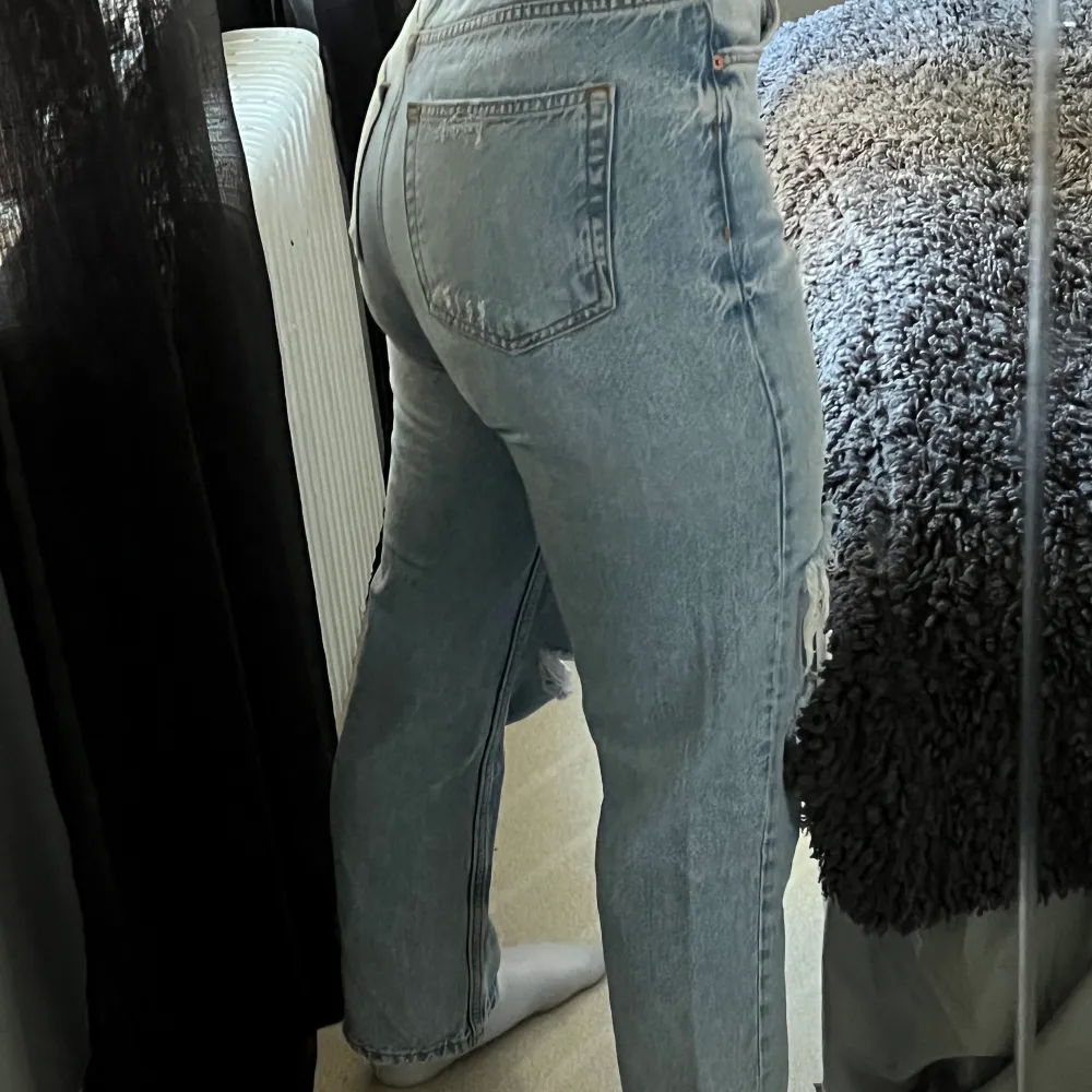 Säljer dessa blåa jeans med hål från Gina tricot då dom inte kommer till användning, knappt använda . Jeans & Byxor.