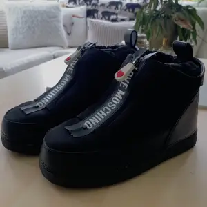 Säljer dessa moschino boots i nyskick♥️ köpta på Zalando förra vintern men har ej kommit till användning, storlek 36 
