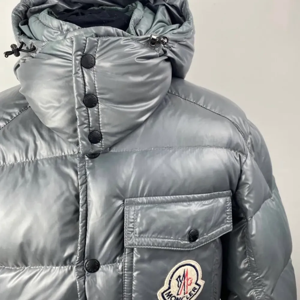 Moncler K2 jacket  Färg : Grå Skick : 8,5/10 Storlek : L/M Ny pris : 10 500kr Pris : 6699kr  Frågor och funderingar svaras i DM📬. Jackor.