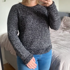 Stickad tröja - Stickad tröja från Kiabi, storlek medium. Fint skick, knappt använd. Mönstret är svart & vitt. 