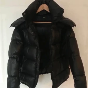 Bikbok liknande jacka - Säljer denna sjukt snygga jacka då jag tycker att den är lite för stor på mig. Köptes på plick och skicket är 10/10, bara till att skriva om du är intresserad eller har någon fråga, säljer även en north face jacka i storlek xs om någon är intresse