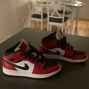 Jorden 1 ”Chicago black toe” mid - Jag säljer mina otroligt fina jordans som tyvär inte kommer till användning längre pågrund av fel storlek❤️‍🔥