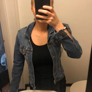 blå jeansjacka  - säljer denna jeansjacka då den är förlåten för mig. skulle säga att den passar en Xs eller Xxs.  Kontakta mig för fler bilder eller information. frakt står köparen för💕💕💕