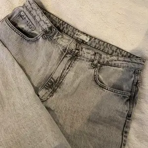 Ett par mom jeans i grå färg från Gina trickot, passformen är perfekt med de är Tyvär för stora för mig. 