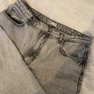 MOM JEANS GRÅA - Ett par mom jeans i grå färg från Gina trickot, passformen är perfekt med de är Tyvär för stora för mig. 