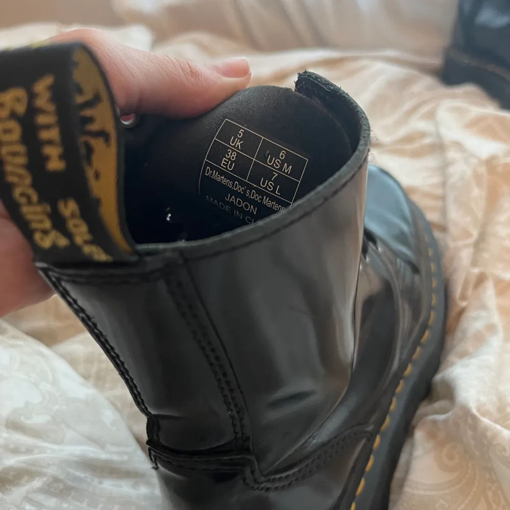 Dr. Martens jadon boots i stl 38  Köpta för snart två år sedan, fint skick med tecken på användning, ena sko snöret har tufsat sig (se bild) och finns lite slitage och repor på skorna 🥰Säljer då dom sällan kommer till användning. Nypris 2400kr. Skor.