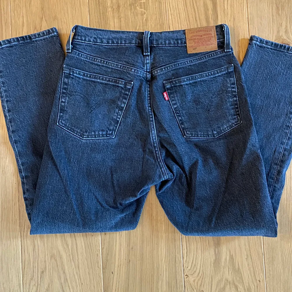 Säljer mina jeans från Levis i storlek W26 L28. De passar mig som vanligtvis bär storlek S. Tveka inte att höra av dig ifall du undrar något. Priset går att diskuteras💗. Jeans & Byxor.