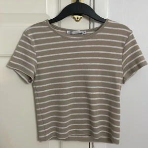  T-shirt  - Säljer denna T-shirten för 25kr+39=64kr. Betala frakt själv. har haft den i typ 5 månader men har använt typ 7 gånger😆 är som ny (har inga djur för er som är allergiska). Tvättar innan leverans 