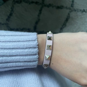 Valentinoarmband - Så fint valentino armband i ljusrosa. Har förpackningen och äkthetsbeviset kvar. Kontakta mig om du är intresserad 