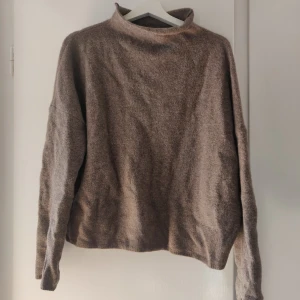 Yak sweater Filippa k - Filippa Ks otroligt populära Yakulls tröja i brun nougat. Sparsamt använd, tjock och mjuk - perfekta tröjan för alla åtta månader utan värme vi har här i Sverige. Nypris ca 3 900kr.