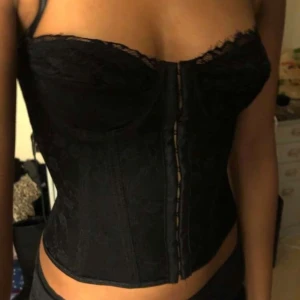 Svart korset - Säljer denna fina korsetten som endast har användst en gång <3 dm för intresse/frågor