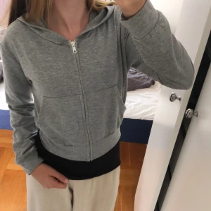 Zip-up hoodie - Jättefin zip-up Hoddie i stl xs, skulle tänka mig att den passar s också men den är kort i modellen. Säljer för 40+frakt. Meddela gärna om du har några frågor❣️