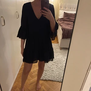Klänning - Svart klänning från Na-kd.