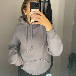 Hoodie  - Säljer denna snygga tröja från bikbok som är använd Max 1-2 gånger. Tröjan är i stl S men den är overzised, och den är i en lilagrå färg. Säljer då jag aldrig använder den. Säljer den för 120kr+frakt🤍🤍