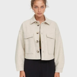 Kort kappa - En kort skjort jacka/kappa från stradivarius, inköpt för 500kr förra vintern, inte mycket använd så säljer för 300kr, vid snabb affär kan priset även diskuteras, även öppen för byte!  Hör av er för mer info eller egna bilder!