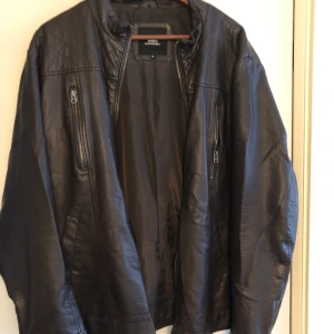 Snygg skinnjacka - Brun skinnjacka i fin skick, passar oversized. (Fake skinn)