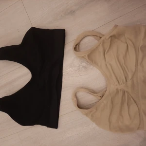 Bh - toppar - 2 st bh/ toppar. Knappt använda. Stl S. Märke ?. Fint skick! 30/st elr båda för 50:-🥰
