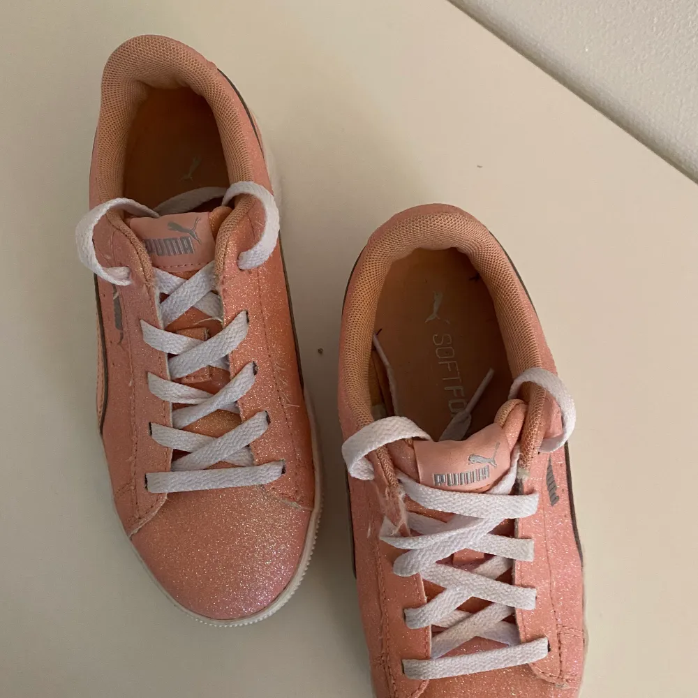 Dessa skorna är använda men är i absolut bra skick. Dem är rosa och glittriga med vita snören. Skorna är i storlek 34.💗. Skor.