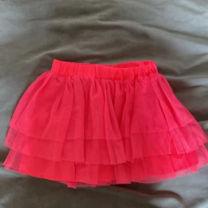 Rosa barnkjol  - Rosa barnkjol, knappt använd.