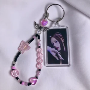 LISA LALISA BLACKPINK KPOP KEYCHAIN - Handgjord blackpink merch 💖 kan även göra customs till andra grupper/medlemmar🌸 dma för gratis frakt med frimärke (icke spårbar). Finns bara en av varje!