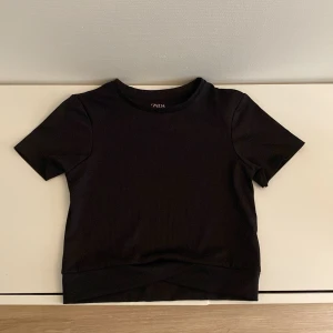 Träningströja - En svart träningströja från zara. Tröjan är i storlek 13-14 och är i ny skick.❤️