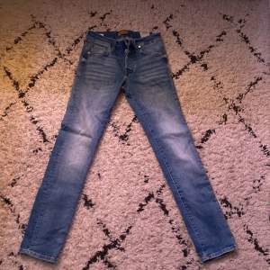 Jack&Jones jeans slim, sitter ganska tight på och är en lite mindre storlek. Inte använda på över 1 år men tvättade. Nypris 1000kr säljes 200kr