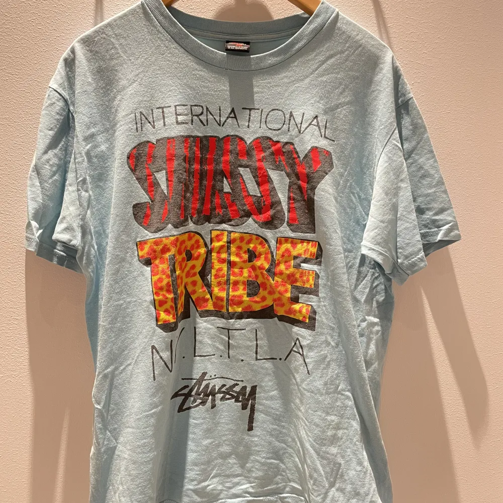 Vintage stussy tribe t-Shirt - storlek Large - bra vintage skick, fadding på trycket. T-shirts.