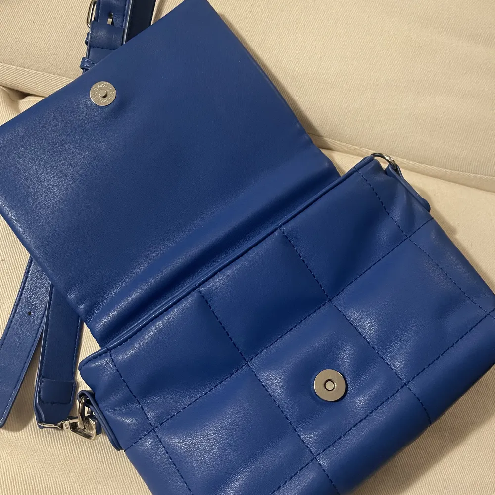 En blå axelremsväska från ONLY, köpt från zalando💙👜. Väskor.