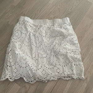 Vit kjol - Fin kortare kjol🤍🤍🤍