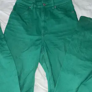 Säljer dessa riktigt snygga skrik gröna högmidjade jeansen från hm divided.