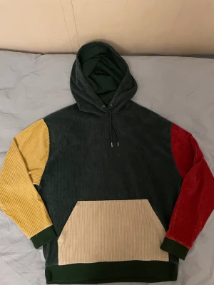 Oversized hoodie - Oversized hoodie säljes! Hoodien är i ok skick och har ett slags räfflat material(se bild 3). Storlek M. Köparen står för frakt.