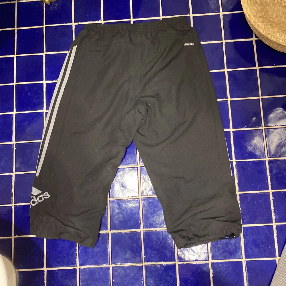 Shorts från adidas, gammal modell. Går att dra åt vid smalbenen. Shorts.