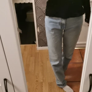 Nelly jeans - Är egentligen stl 38 men jag använder dem som lågmidjade och brukar annars ha 32 i storlek. Köpta för 700 kr några månader sen men har knappt använt dem, kan tänkas gå ner i pris vid bra erbjudande💗