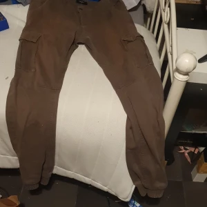 Millitär/ oliv gröna byxor - Millitär/ oliv gröna jeans men fickor där bak och på sidan av benen (står inte för frakten)