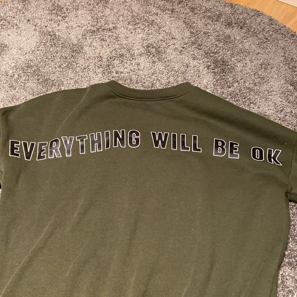 Detta är en bekväm mörkgrön sweatshirt . På sweatshirten står det ”everything will be ok”.Trycket finns på framsidan. Den är i  fint skick men har noppor.. Tröjor & Koftor.