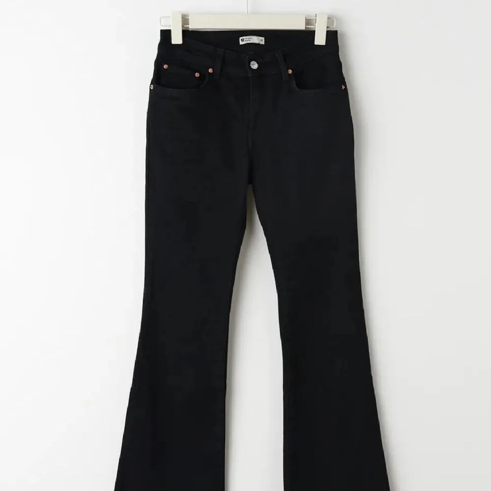 Säljer dessa superfina och populära Lowwaist jeans från Gina tricot! Nypris 500, säljer för 200. Meddela gärna om du har några frågor💕🙌. Jeans & Byxor.