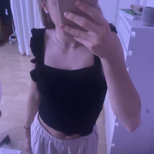 Sommar topp 💓💓 - Säljer min svart zara topp som är i stickat material! Såå fin! Pris kan diskuteras 💓 nypris 300