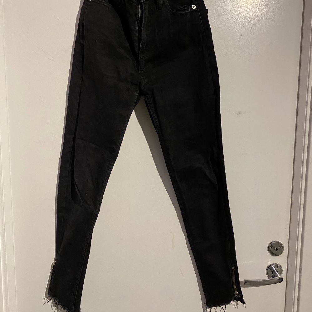 Skinnet jeans med dragkedja längst ner. Svarta strl 34 Lager 157. Jeans & Byxor.