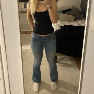 låga jeans  - Utsvängda jeans med låga midja: too superlow 524 levis. 💕Står ingen storlek på plagget men måtten är:  midjemått-81cm höftmått-95cm innerbensmått-77cm ytterbenslängd-98, de är lite korta för mig som är 173cm💗många är intresserade, jag satte på budgivning 