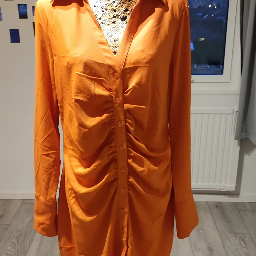En orange klänning använder typ tre gånger. Väldigt bra skick. Passar till det mesta. Köparen står för frakten . Klänningar.
