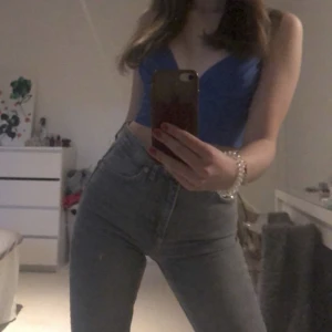 Zara slit jeans - Jättefina grå zara jeans i slim med slits, tyvärr för små och nästan aldrig använda. 💓