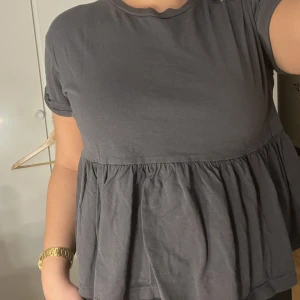 bershka t-shirt  - super söt tröja från bershka men kommer inte till någon användning längre jätte fint skick❤️