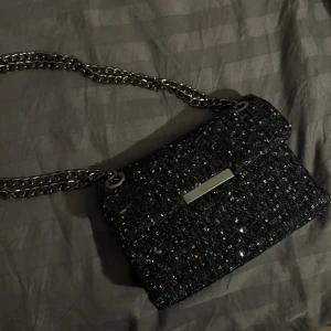 Glittrig väska - Mörkblå väska som glittrar, jättefin på en kväll ute🕺🏽 bra skick 