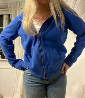 Hilfiger zipp - Snygg hilfiger vintage ziphoodie💕 Cool blå särg💕 Jag har 36/s Nypris är över 1000 lappen