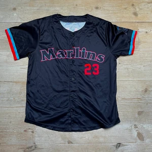 Baseball T-shirt - En skön baseball T-shirt i svart, bra passform, köpt second hand och i bra skick