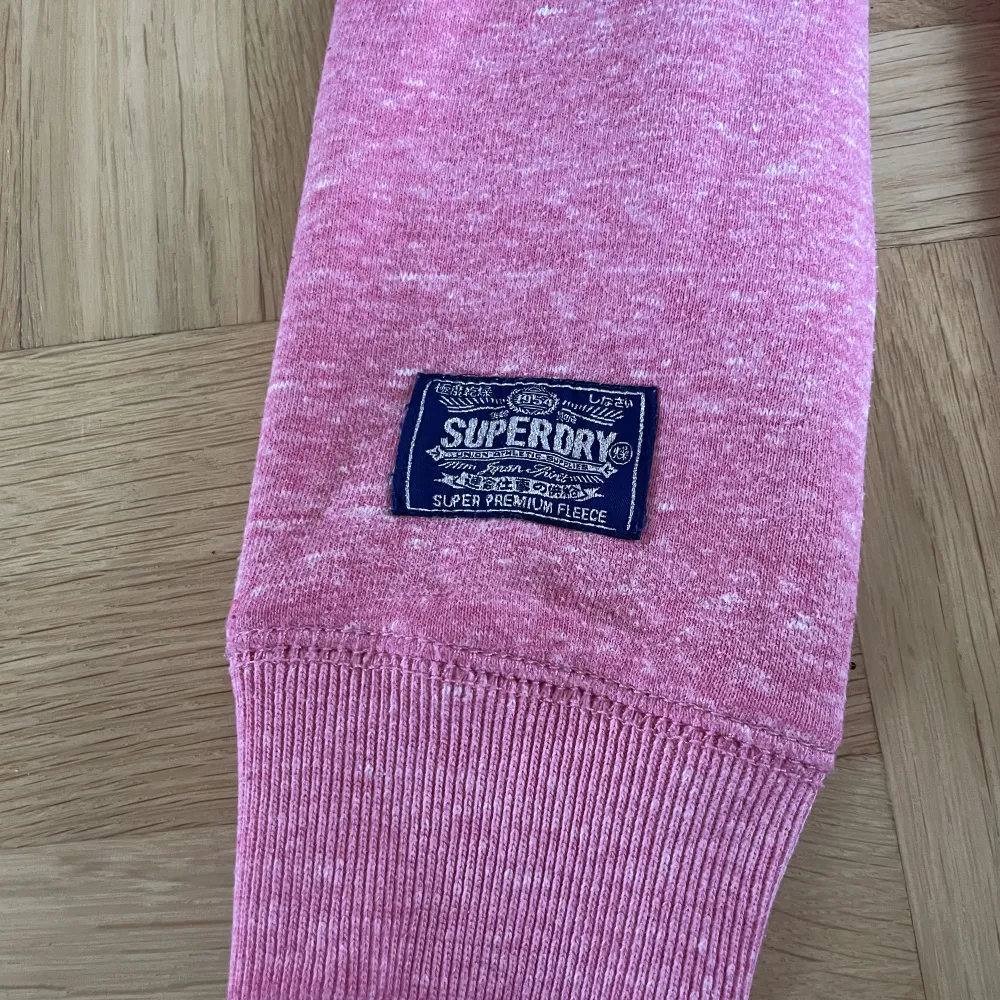 Rosa, långärmad collage tröja från Superdry. Fint skick.. Neuletakit & Villapaidat.