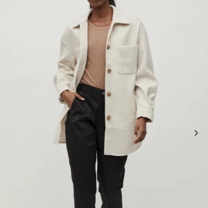 Vårjacka!  - Jättefin ljusbeige oversize vårjacka från Vila!  Använd ett fåtal gånger, så nästintill nyskick!  Storlek small  Nypris: 500kr Mitt pris: 300kr  Köparen står för frakten🥰