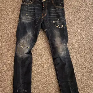 Säljer nu mina nästintill oanvända dsq2 jeans köpta från farfetch. Mycket bra skick Strl 46 Nypris 4500kr Allt från farfetch finns.