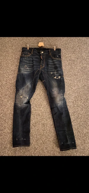 DSQUARED2 Jeans - Säljer nu mina nästintill oanvända dsq2 jeans köpta från farfetch. Mycket bra skick Strl 46 Nypris 4500kr Allt från farfetch finns.
