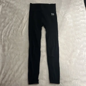 Better Bodies tights strl S - Better Bodies ”rockaway Leggings” strl S. Otroligt sköna och bekväma, använda men i otroligt fint skick. De ända märkbara är att märket på tightsen har tappat färg pågrund av tvätt (se bild)
